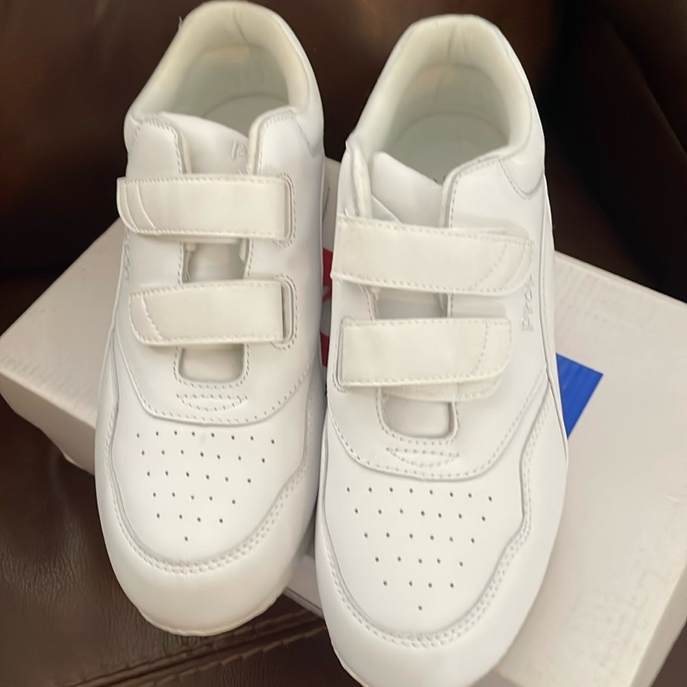 Men’s sizes 9 Propel walking shoes